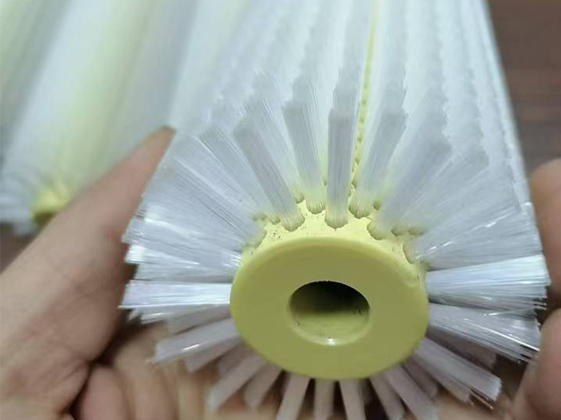 毛刷辊(32)